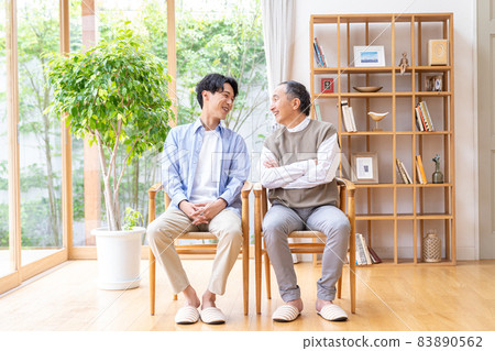 父親和兒子在客廳 83890562