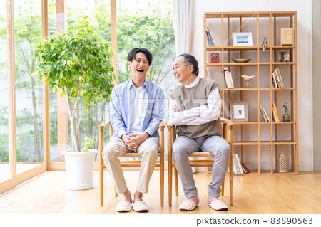 父親和兒子在客廳 83890563