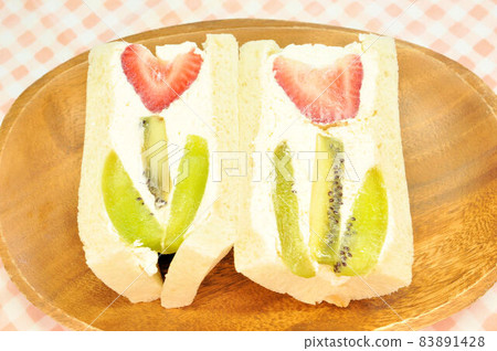 Strawberry flower fruit sandwich 83891428