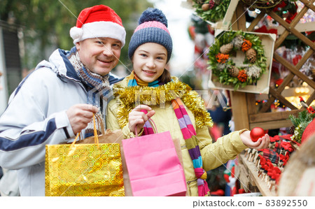 Happy girl and father with shopping bags Happy girl and father with shopping bags 83892550