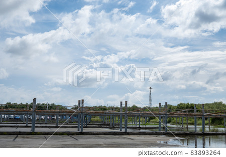 The sky at noon, the sun is shining The sky at noon, the sun is shining 83893264