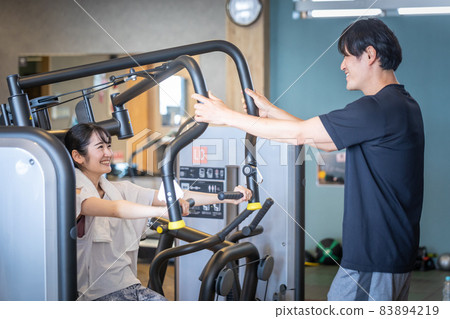 女性在私人教練的指導下 女性在私人教練的指導下 83894219
