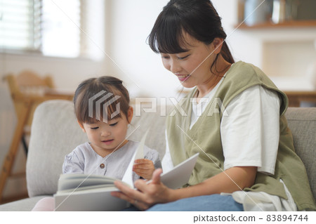 家長和孩子閱讀繪本 家長和孩子閱讀繪本 83894744