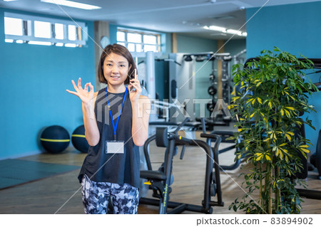 在體育館工作的運動教練（智能手機/演講） 83894902