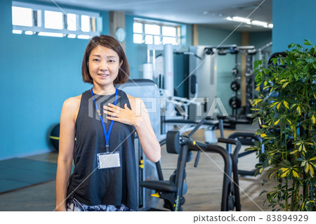 在健身房工作的運動教練 在健身房工作的運動教練 83894929