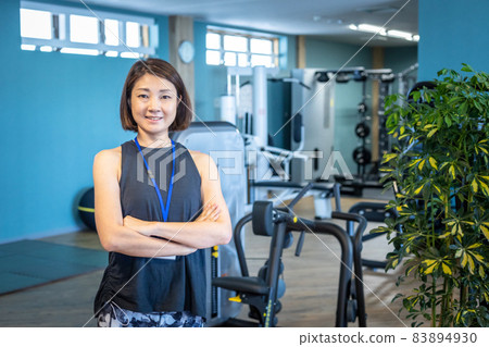 在健身房工作的運動教練 83894930