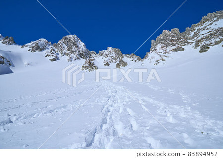 冬天從長野縣駒根市千疊敷馬戲團八丁坂附近仰望則越淨土 冬天從長野縣駒根市千疊敷馬戲團八丁坂附近仰望則越淨土 83894952