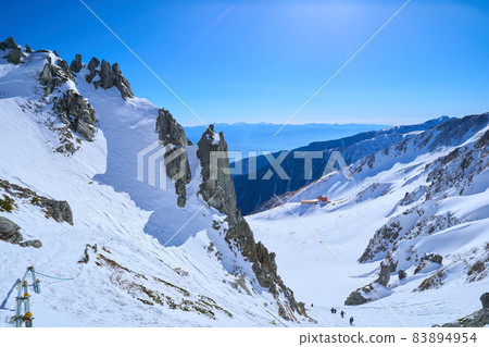 Looking toward Senjojiki Cirque while climbing Komagatake in Komagane City, Nagano Prefecture in winter 83894954