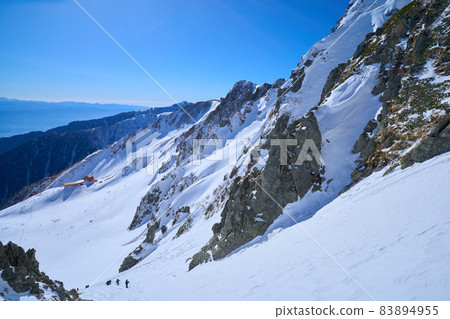 Looking toward Senjojiki Cirque while climbing Komagatake in Komagane City, Nagano Prefecture in winter 83894955