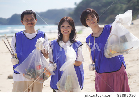 Men and women picking up trash 83895056