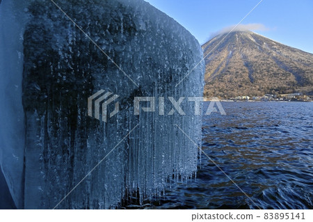 中禪寺湖的飛濺冰和笠雲上的難台山 83895141