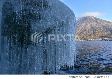 中禪寺湖的飛濺冰和笠雲上的難台山 中禪寺湖的飛濺冰和笠雲上的難台山 83895143