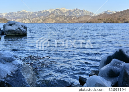 中禪寺湖和日光白根山上的飛濺冰 83895194