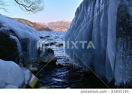 中禪寺湖的冰 83895195