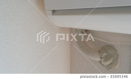 用膩子堵住空調管道的縫隙 83895346