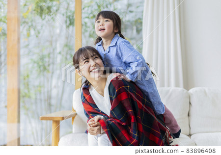 Parents and children relaxing in the living room 83896408