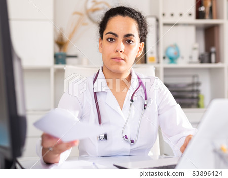 Female doctor is giving recipe to client 83896424