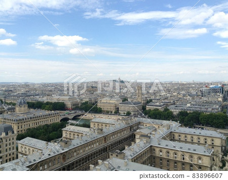 從巴黎圣母院觀景台看到的巴黎美麗的白色城市景觀 83896607