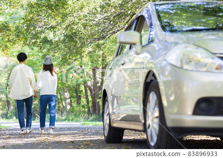 享受駕車約會的年輕男女 83896933