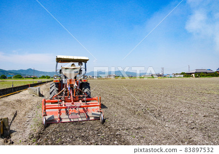 用拖拉機犁稻田 83897532