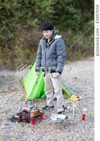A man preparing for a solo camp A man preparing for a solo camp 83897650