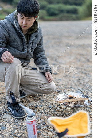 A man preparing for a solo camp A man preparing for a solo camp 83897665