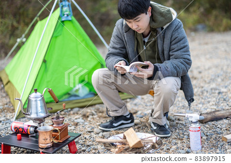 一個人在單人營地享受閱讀 83897915