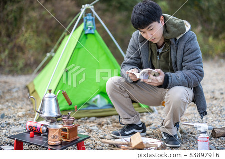 一個人在單人營地享受閱讀 83897916