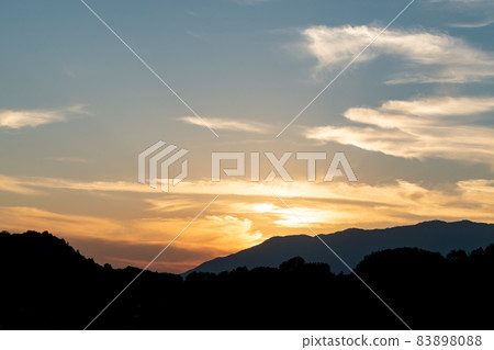 山上的日落 83898088