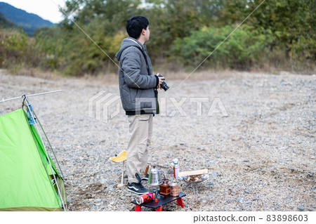 一個人在單人營地享受攝影 83898603