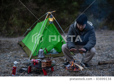在單人營地享受篝火晚會 83899138