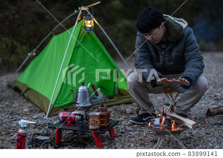 在單人營地享受篝火晚會 在單人營地享受篝火晚會 83899141