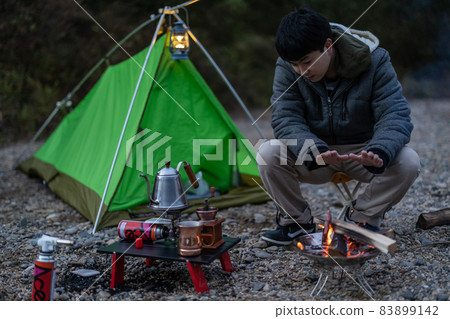 在單人營地享受篝火晚會 83899142