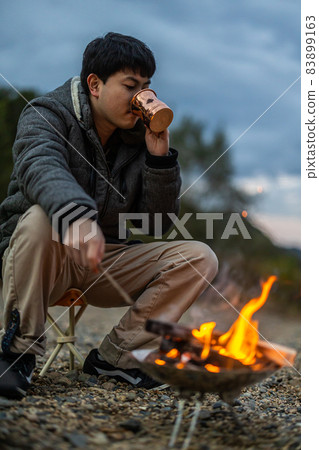 Enjoy a bonfire at a solo camp Enjoy a bonfire at a solo camp 83899163