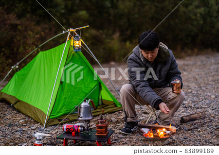 在單人營地享受篝火晚會 在單人營地享受篝火晚會 83899189