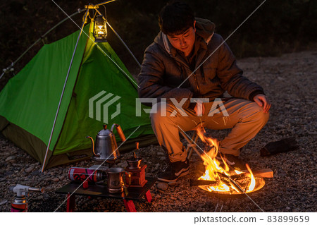 在單人營地享受篝火晚會 83899659