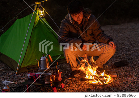 在單人營地享受篝火晚會 在單人營地享受篝火晚會 83899660