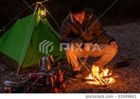 在單人營地享受篝火晚會 在單人營地享受篝火晚會 83899661