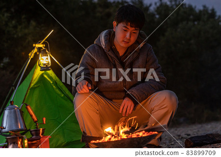 在單人營地享受篝火晚會 83899709