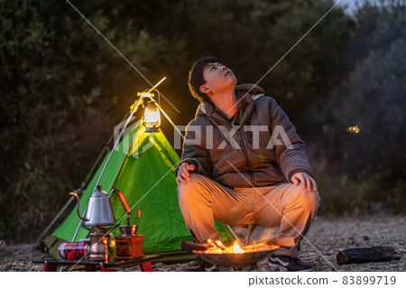 在單人營地享受篝火晚會 83899719
