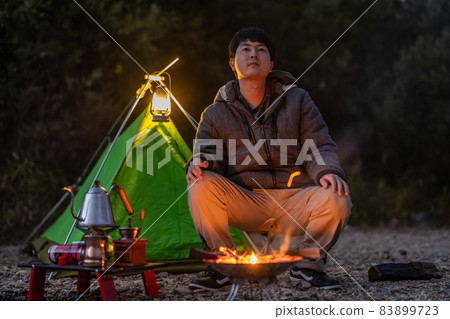 Enjoy a bonfire at a solo camp 83899723