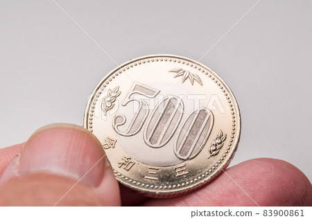 新設計的 500 日元硬幣令和 3 年 83900861