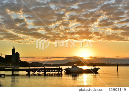 安靜的湖邊早晨 安靜的湖邊早晨 83903149