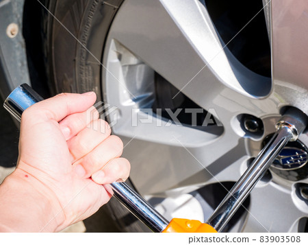 [Car] Replacing wheel nuts 83903508