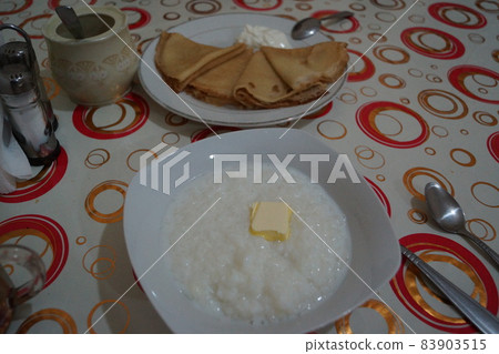 哈薩克早餐 Kasha 和 Blini 哈薩克早餐 Kasha 和 Blini 83903515