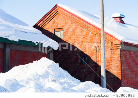 有雪的紅磚倉庫 83903988