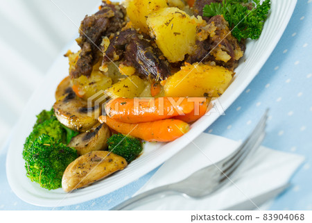Stewed with beef with vegetables 83904068