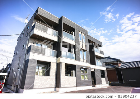 3-story condominium 83904237