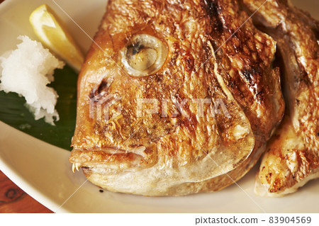 Grilled sea bream with salt, grilled kabuto 83904569