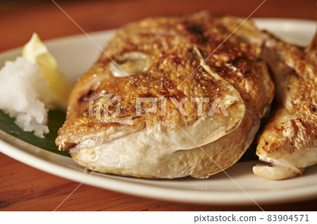 Grilled sea bream with salt, grilled kabuto Grilled sea bream with salt, grilled kabuto 83904571